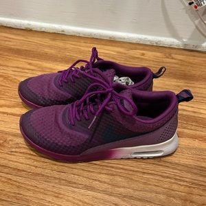 Nike women’s airmax style shoe